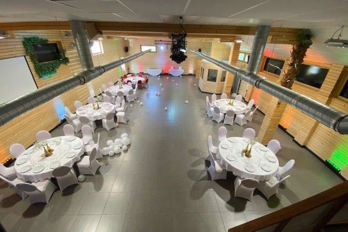 Idéal pour les mariages, cette salle de fête propose un très grand espace pour vos invités